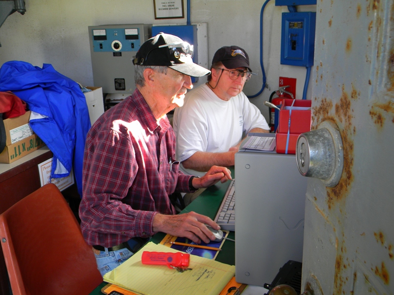 DF Bob Closson and Clay Davis operating on 20m .JPG - Clay Davis AB9A and Bob Closson W6HIP operating on 20 meters